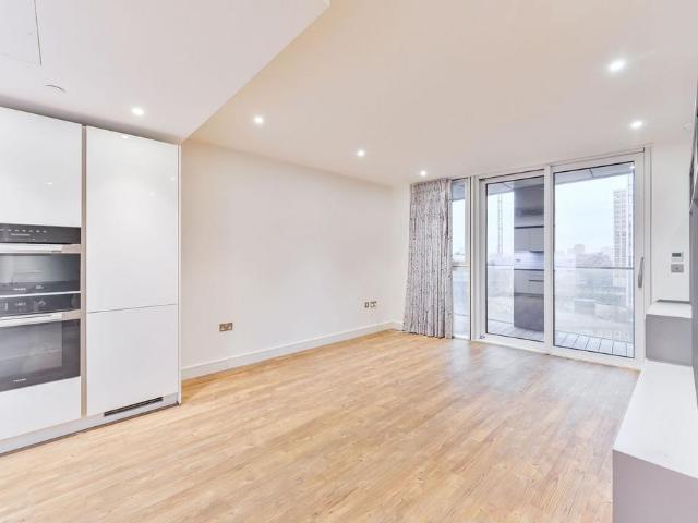 Flat for sale in Vauxhall, Greater London