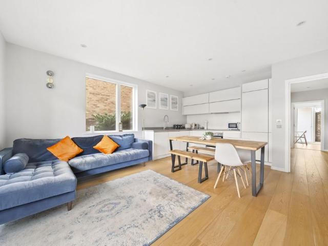 Flat for sale in Angel, Greater London
