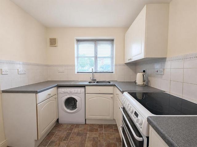 Flat for sale in Bowes, Greater London