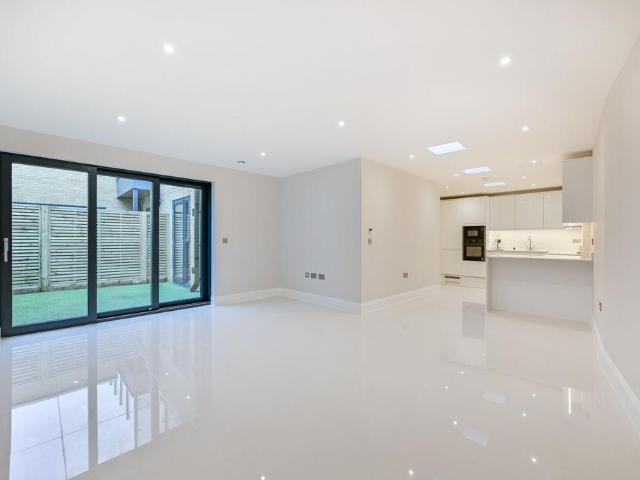 Flat for sale in London Borough of Merton, South Wimbledon