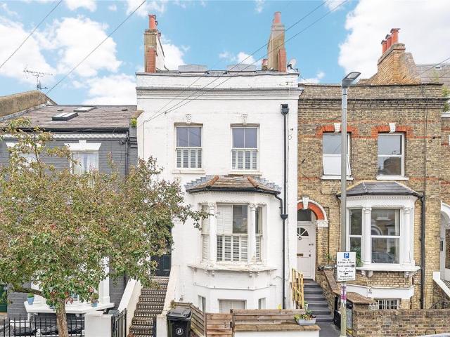 Flat for sale in Clapham Junction, Greater London