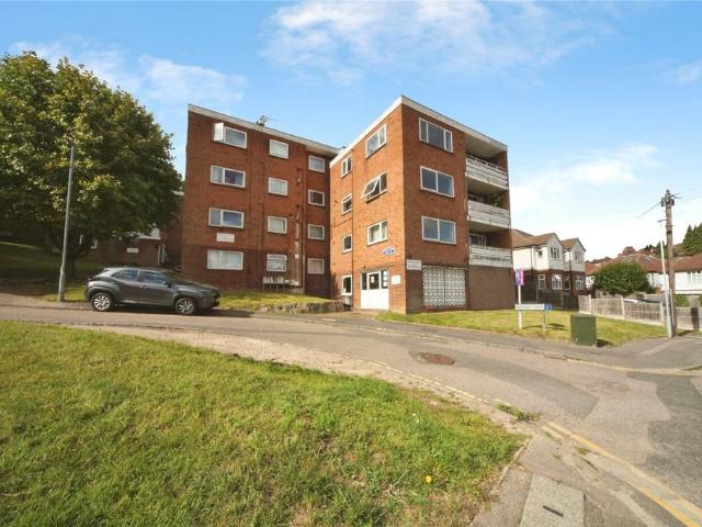 Flat for sale in Farley Hill, Luton