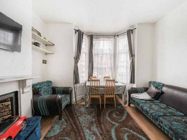 Flat for sale in Cricklewood, Greater London