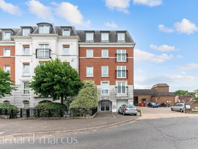 Flat for sale in Woodcote, Epsom