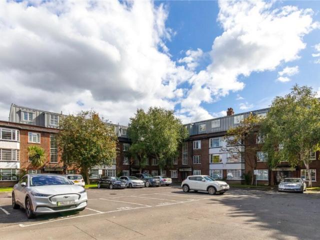 Flat for sale in London Borough of Hounslow, Greater London