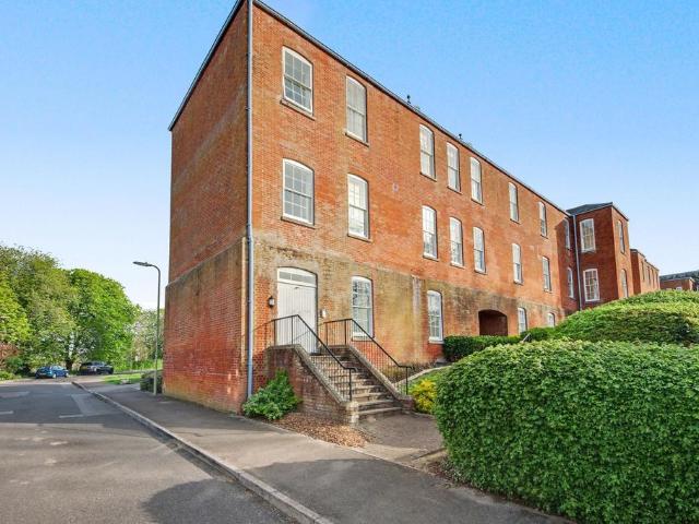 Flat for sale in Hampshire