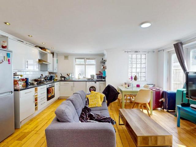 Flat for sale in Furzedown, Greater London