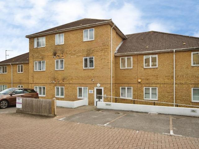 Flat for sale in Collier Row, Greater London