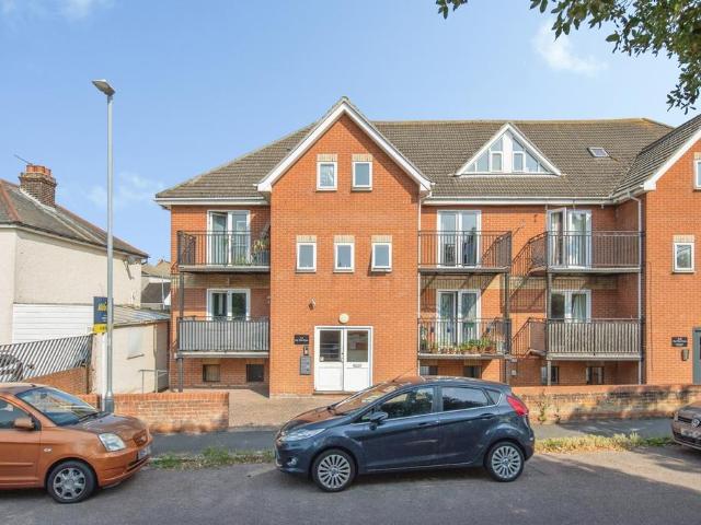Flat for sale in Dale Hill, Essex