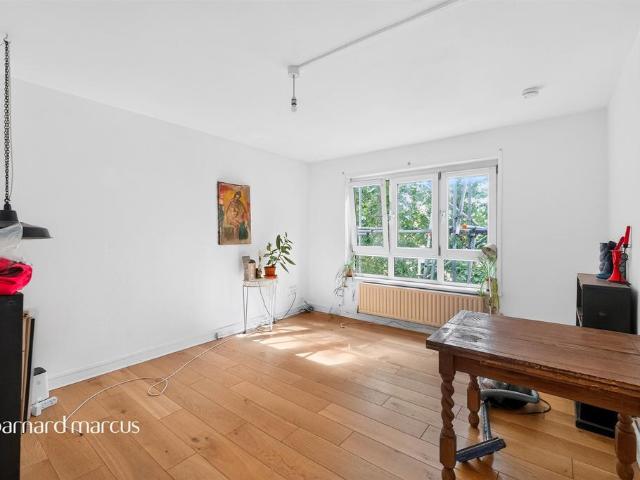 Flat for sale in Stockwell, Greater London