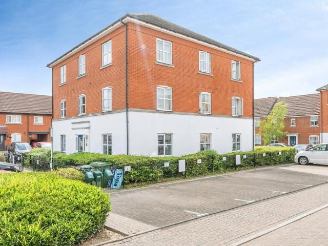 Flat for sale in South Ockendon, Essex