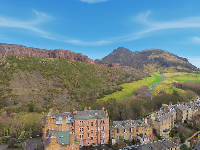 Flat for sale in Southside, Scotland