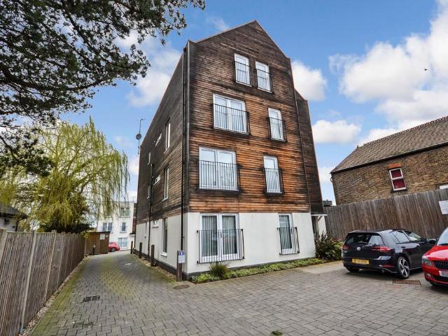 Flat for sale in Stanford-le-hope, Isle Of Man