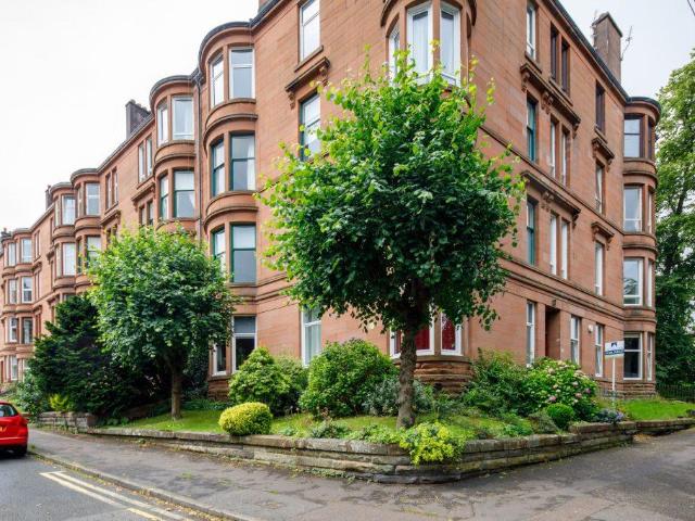 Flat for sale in Shawmoss, Shawlands