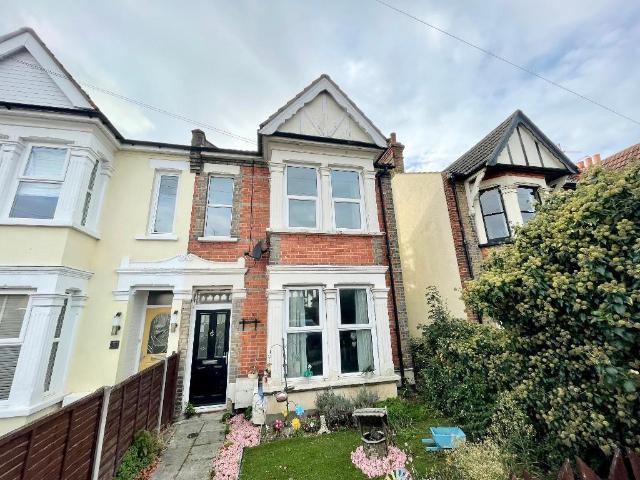 Flat for sale in Prittlewell, Alton Barnes