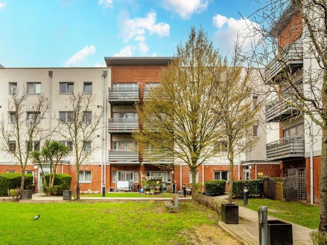 Flat for sale in Hale End, Greater London