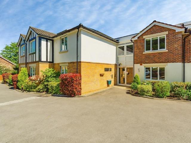 Flat for sale in Hillview, Surrey