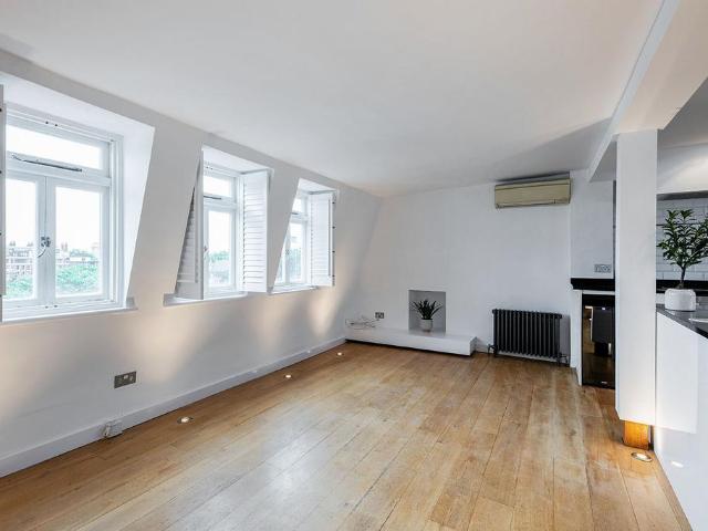 Flat for sale in Kensington, Greater London