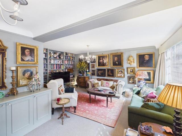 Flat for sale in Balham, Greater London