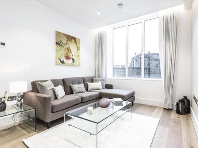 Flat for sale in St Clement Danes, Greater London