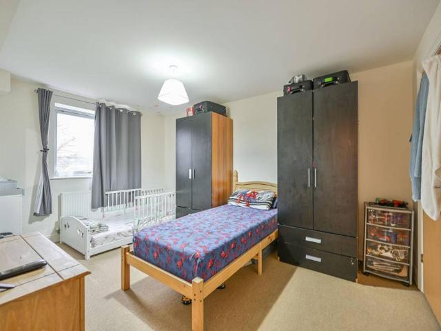 Flat for sale in Bowes, Greater London
