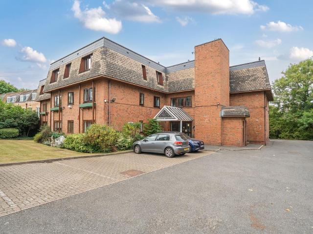 Flat for sale in Woodside Park, Cat Hill