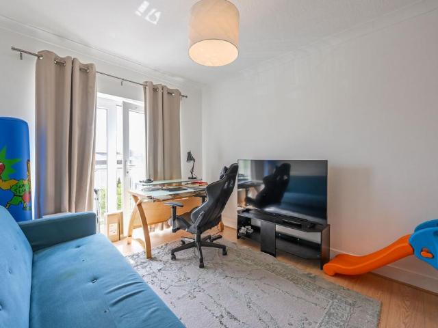Flat for sale in Isle Of Dogs, Greater London