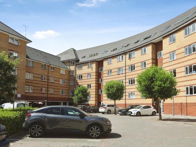 Flat for sale in Ringlestone, Midway