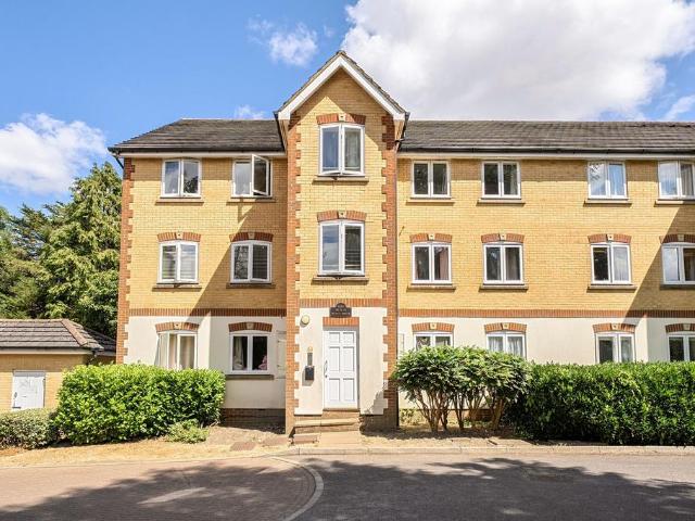 Flat for sale in Caterham on the Hill, Hillview