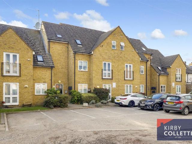 Flat for sale in Broxbourne, Hertfordshire
