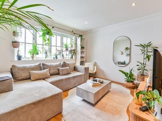Flat for sale in Archway, Greater London