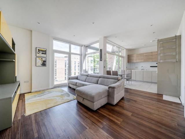 Flat for sale in London Borough of Ealing, Greater London