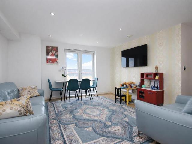 Flat for sale in Elstree and Borehamwood, Borehamwood