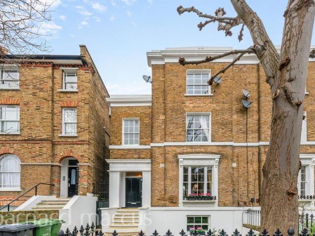 Flat for sale in Stockwell, Greater London