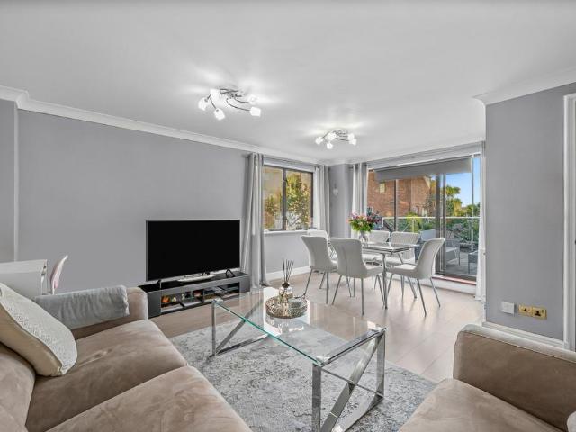 Flat for sale in Isle Of Dogs, Greater London