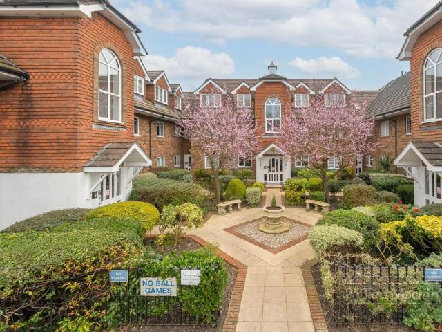 Flat for sale in London Borough of Croydon, Sanderstead