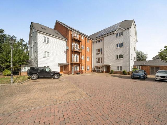 Flat for sale in Bromley Common, Greater London