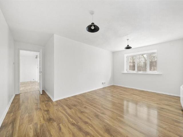 Flat for sale in London Borough of Barking and Dagenham, Greater London