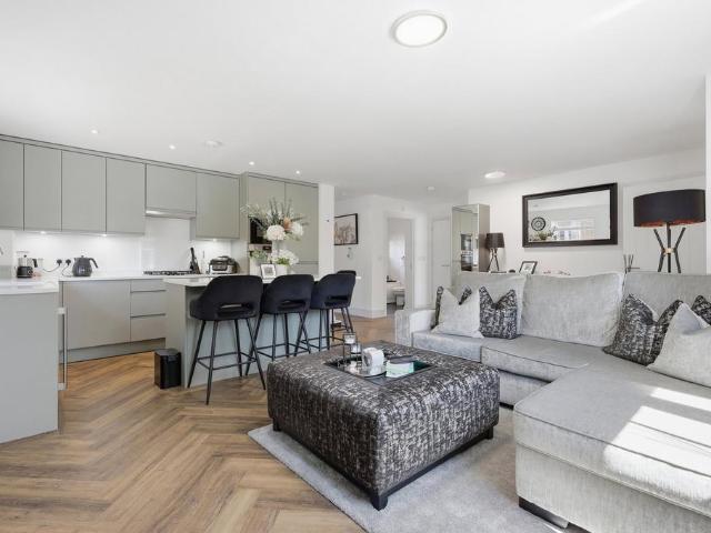 Flat for sale in Steeple View, Essex
