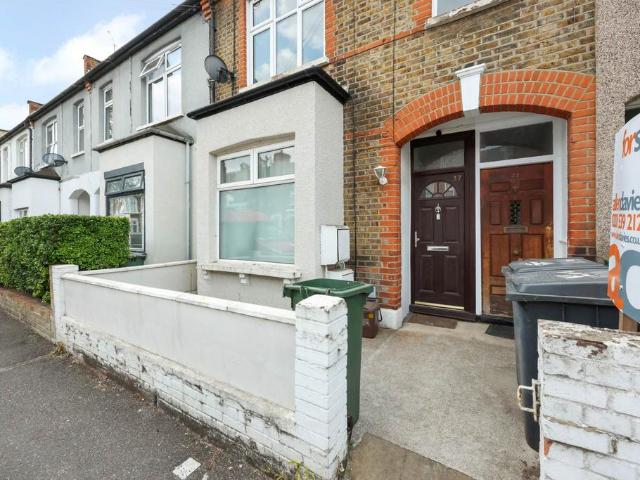 Flat for sale in Hale End, Greater London
