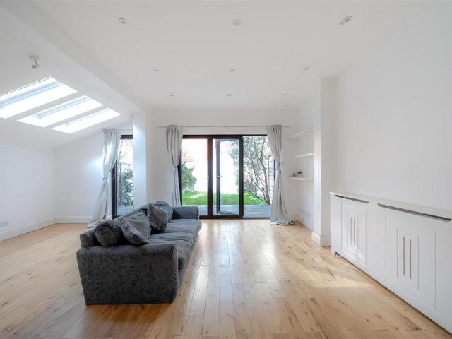 Flat for sale in Mapesbury, Greater London