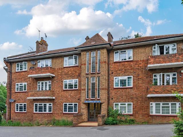 Flat for sale in Whetstone, Greater London
