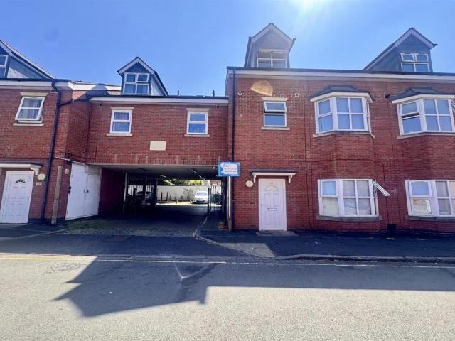 Flat for sale in Lower Stoke, Coventry
