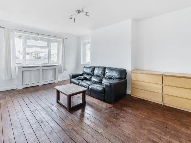 Flat for sale in Mortlake, Greater London