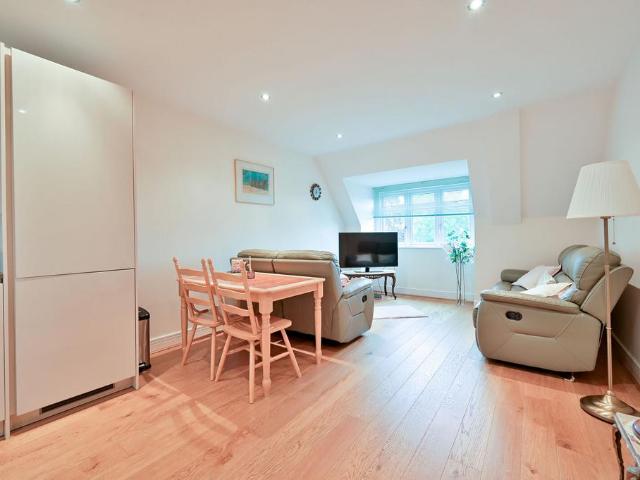 Flat for sale in Connaught Park, Bushey