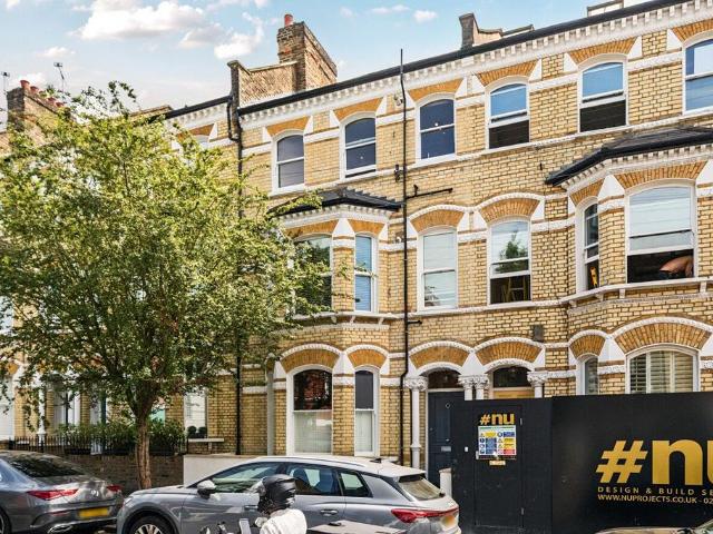 Flat for sale in Clapham Junction, Greater London