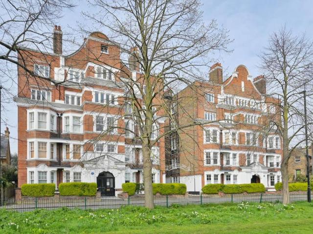 Flat for sale in London Borough of Hounslow, Greater London