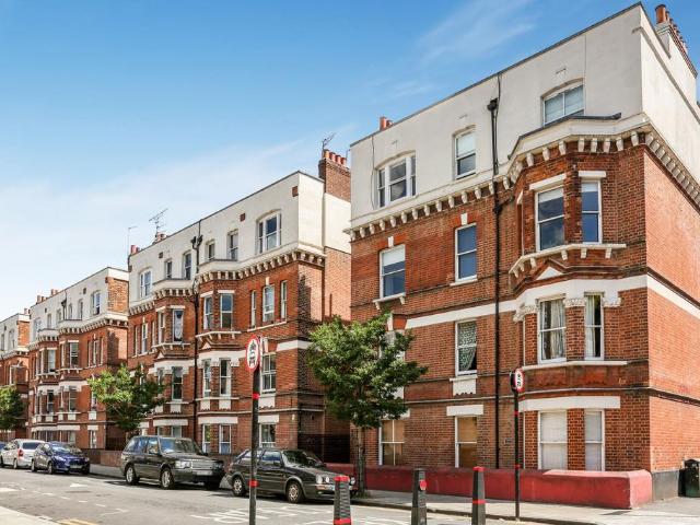 Flat for sale in London Borough of Hackney, Greater London
