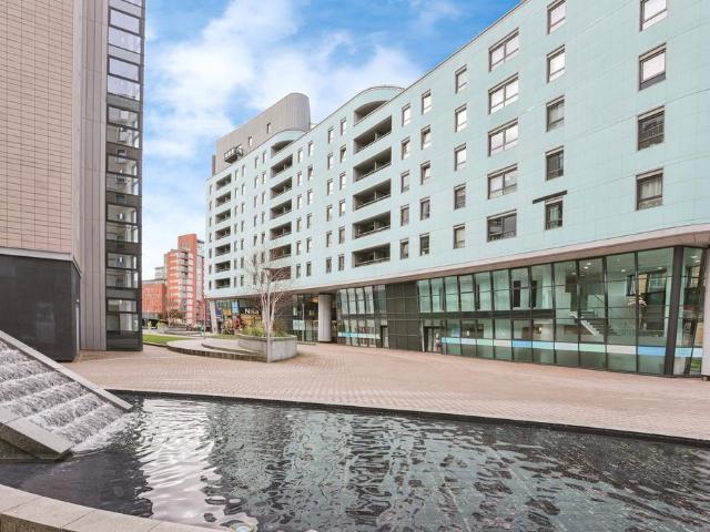 Flat for sale in Richmond Hill, West Yorkshire
