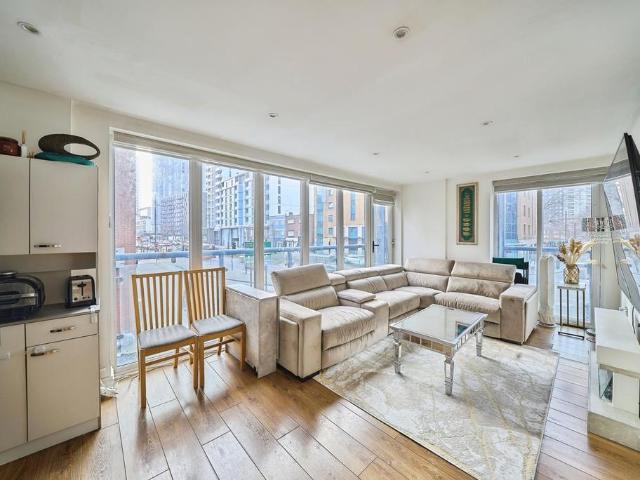Flat for sale in Stratford Marsh, Greater London